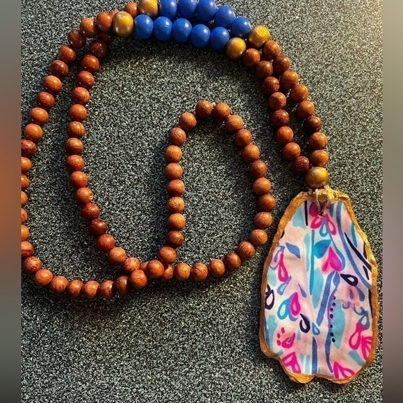Hand Crafted Lilly Inspired‎ Oyster Shell Necklace - Picture 1 of 6